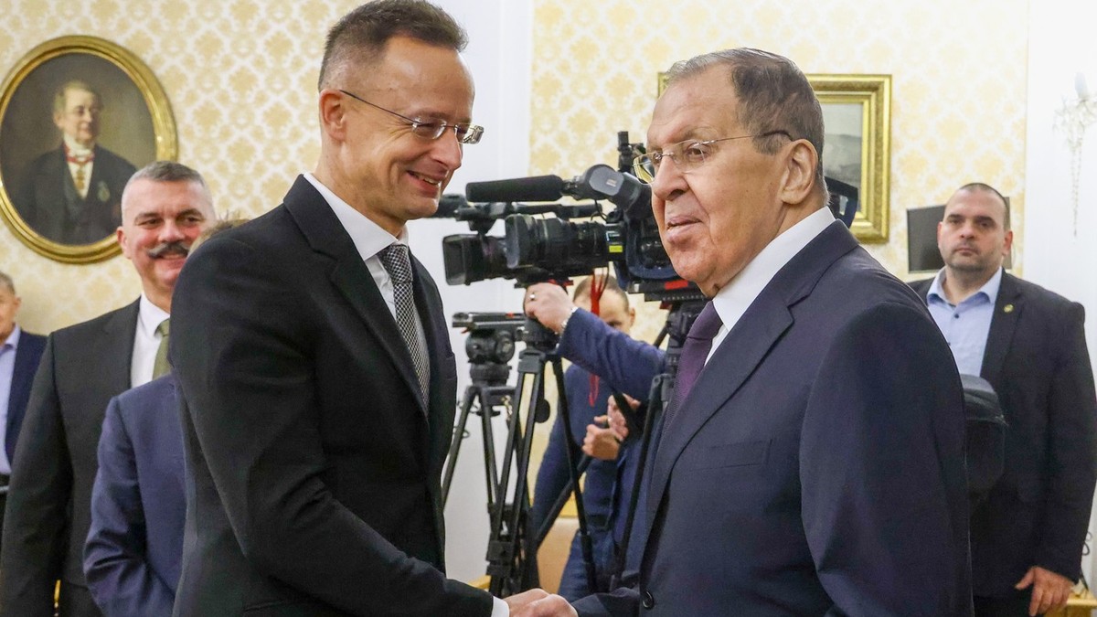 Moscova, 9 decembrie 2025 - Peter Szijjarto (stânga) dă mâna cu Serghei Lavrov Foto: Profimedia