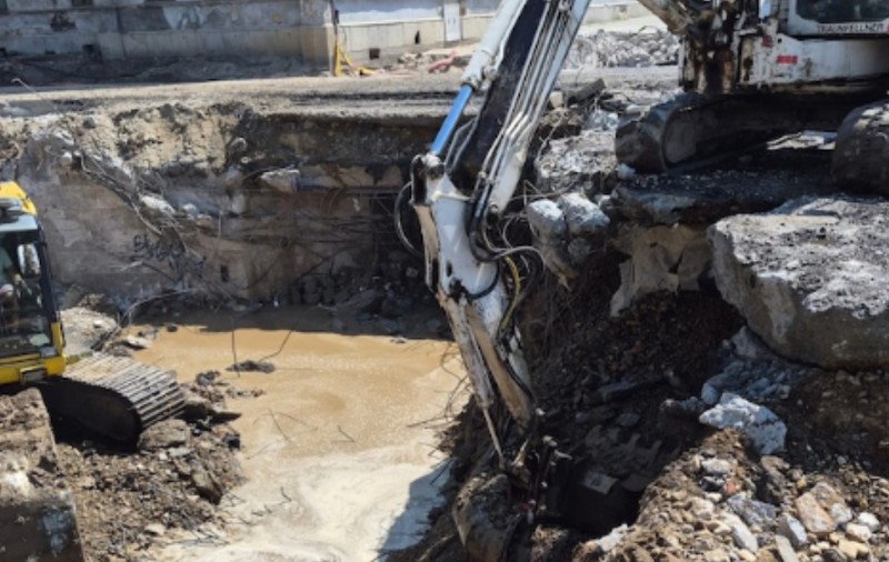Lucrătorii au spart o conductă din fontă în Oradea și au lăsat locuitorii din centru fără apă, pe caniculă