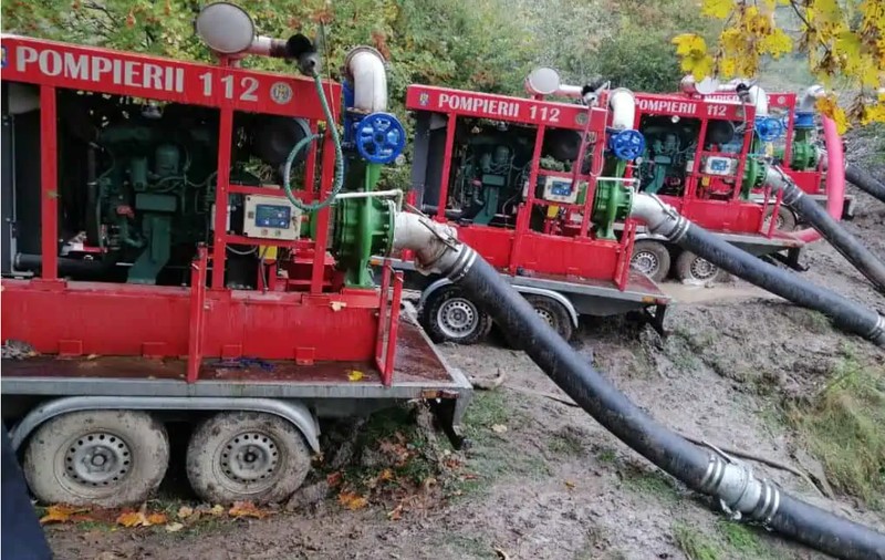 Pompierii continuă evacuarea apei din Tăul Mare-Roșia Montană. Cu cât a scăzut cota apei