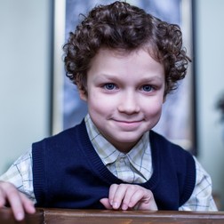 Fiul lui Andrei Aradits îi calcă pe urme tatălui său. Eric are 12 ani și va apărea în curând pe marile ecrane