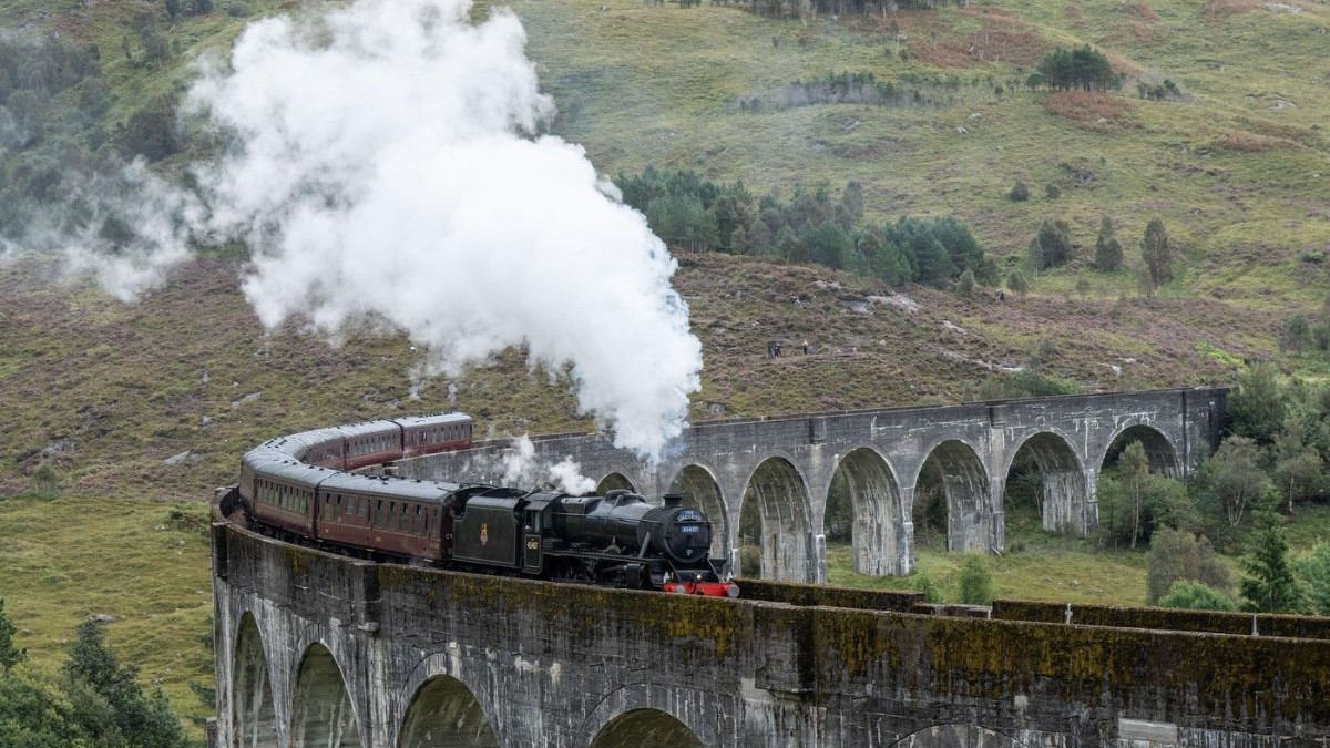 Podul feroviar suspendat, celebru pentru filmele Harry Potter, se va închide timp de o săptămână. Sursă foto: Profimedia Images