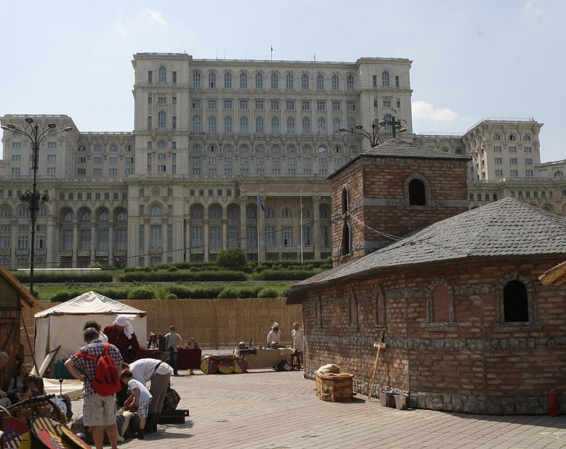 GALERIE FOTO| Cum arată satul amenajat în fața Palatului Parlamentului. Cai, oi și gâște, aduse ca element de autenticitate