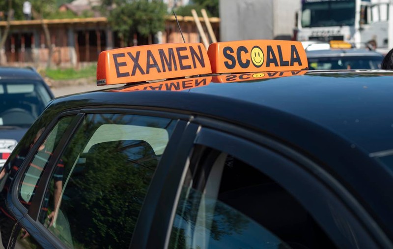 Un bărbat din Vrancea a dat 6.000 de lei ca să ia permisul, dar a rămas și fără bani, și fără carnet