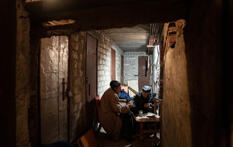 Viața în orașul ucrainean Lîman, ocupat de ruși. Civilii poartă banderole albe pe braț și ies din pivnițe doar cât să gătească la un foc făcut pe stradă