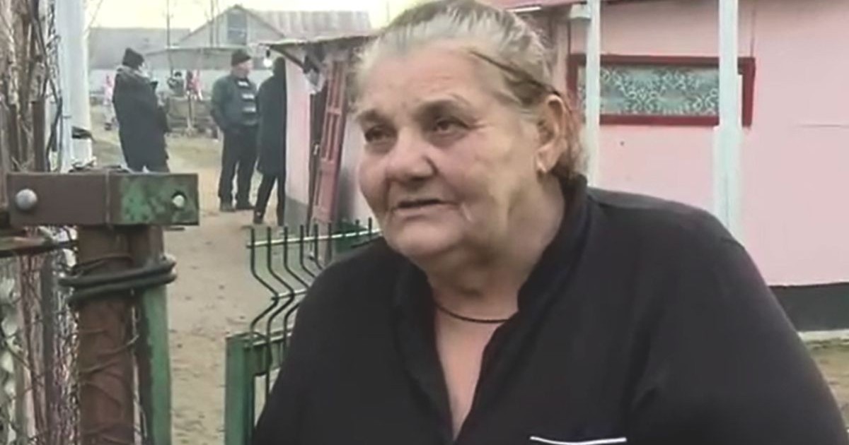 Bunica elevului mort la Trifești, în Iași, la poartă, îmbrăcată într-o bluză de culoare neagră
