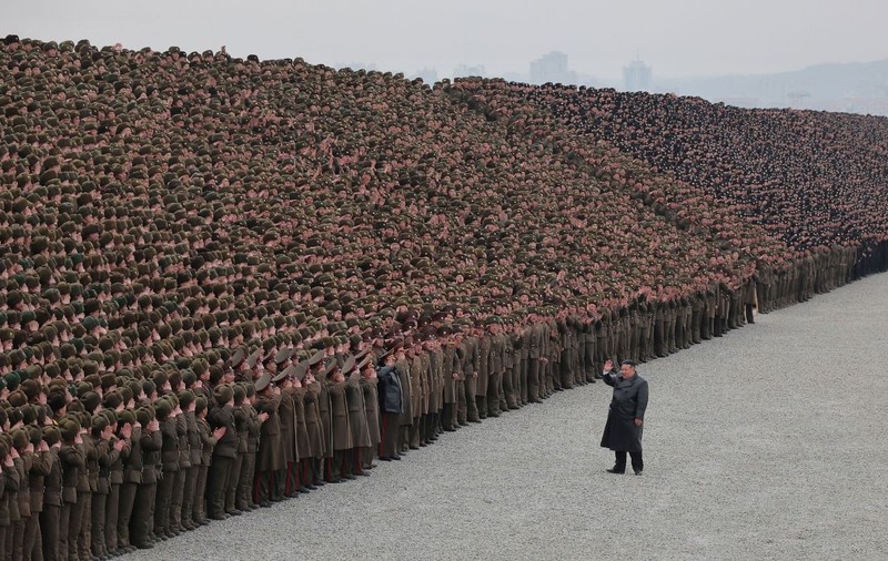 Kim Jong-un a inaugurat o megafermă cu sute de sere întinse pe 450 de hectare, construită în 500 de zile de zeci de mii de soldați și voluntari