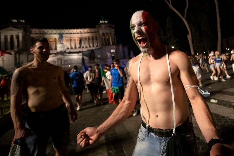 Roma, suporterii au exultat după victoria azzurilor. Foto: EPA-EFE/MASSIMO PERCOSSI