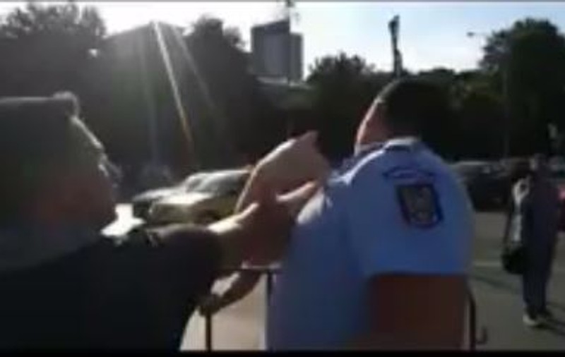 VIDEO / Jandarm lovit de protestatar. Noi imagini de la manifestaţia din Piaţa Victoriei