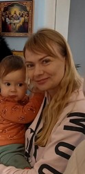 Irina îl ține la piept pe băiețelul ei, Vlăduț. Bebelușul, și el refugiat, are doar un an și două luni
