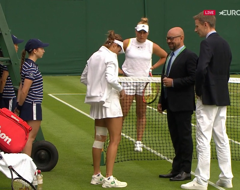 Cum a apărut îmbrăcată Mihaela Buzărnescu pe teren astăzi la Wimbledon. Organizatorii au pus-o să se schimbe imediat