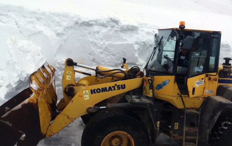 Zăpadă pe Transalpina în plină primăvară. Omătul măsoară chiar și cinci metri înălțime