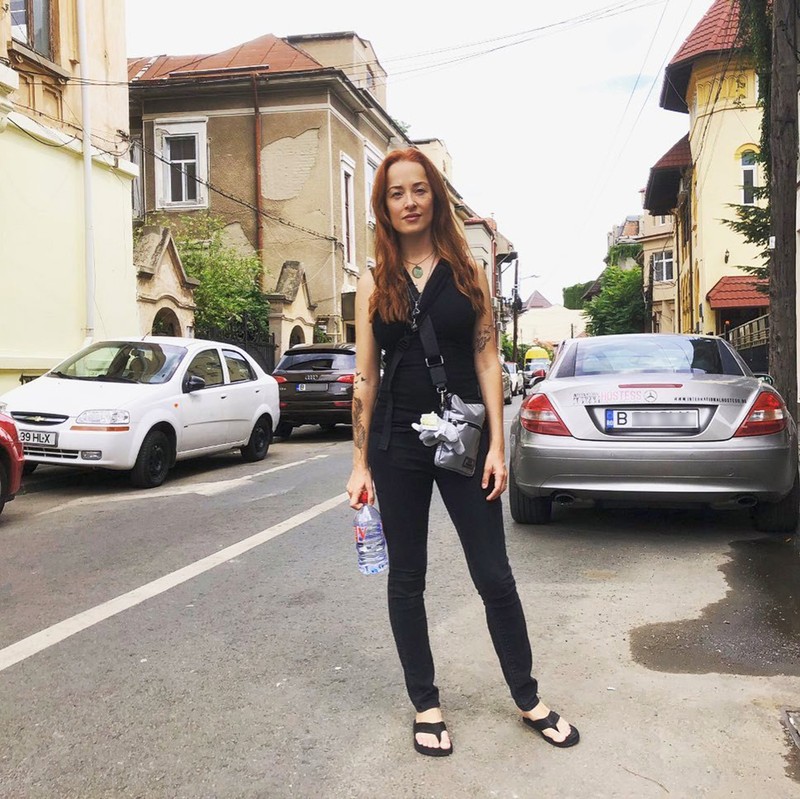 Diana, în fața fostei sale case din București