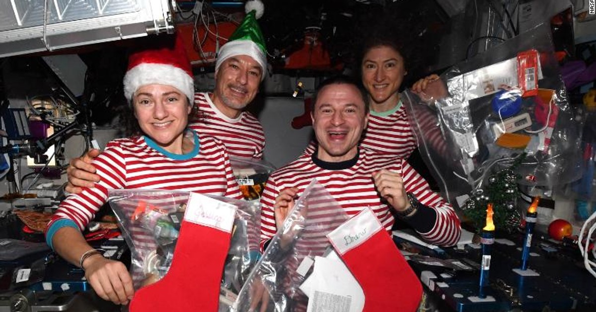 De la stânga la dreapta: Jessica Meir, Luca Parmitano, Andrew Morgan și Christina Koch sărbătorind Crăciun pe Stația Spațială Internațională. Foto: NASA