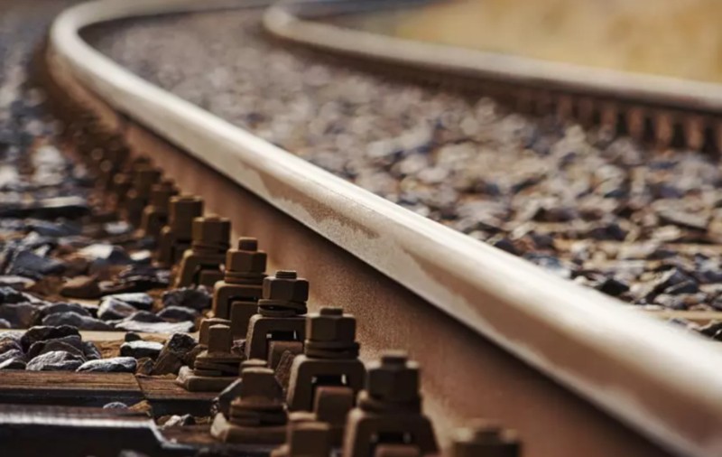 Un bărbat a murit spulberat de tren în timp ce traversa calea ferată pe bicicletă, în Vaslui