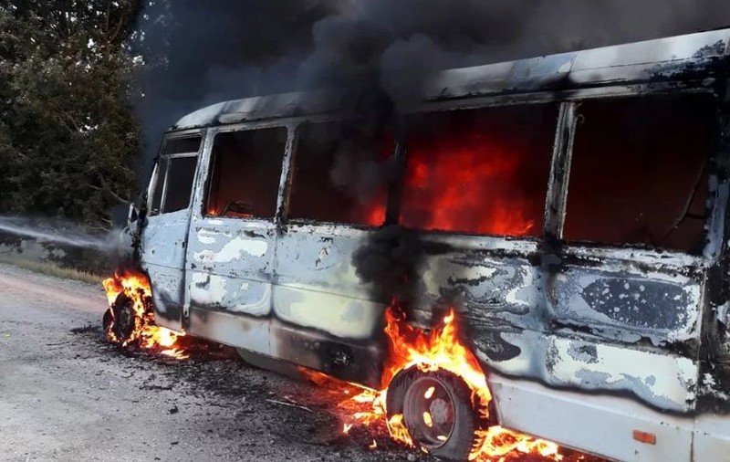 Un microbuz al unei firme de transport a ars complet în timp ce rula pe raza localităţii Silişcani
