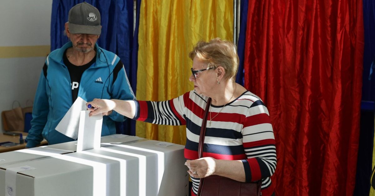 O persoană introduce în urnă buletinul de vot, la alegerile prezidențiale din 4 mai 2025