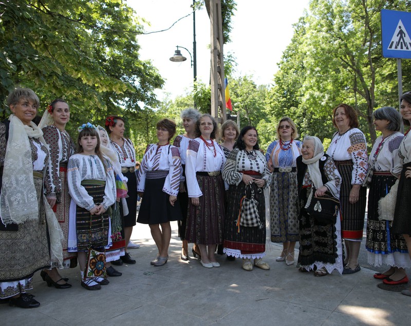Zeci de oameni au defilat în costume populare, de ziua națională a portului tradițional din România / FOTO
