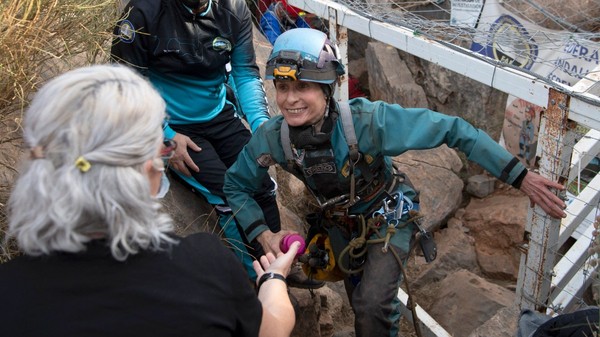 Pe 20 noiembrie 2021, Beatrice Flamini, o atletă spaniolă de sporturi extreme, a intrat într-o peșteră din Granada, la o adâncime de 70 de metri, pentru a participa la un experiment fără precedent. Sursă foto: Profimedia Images.