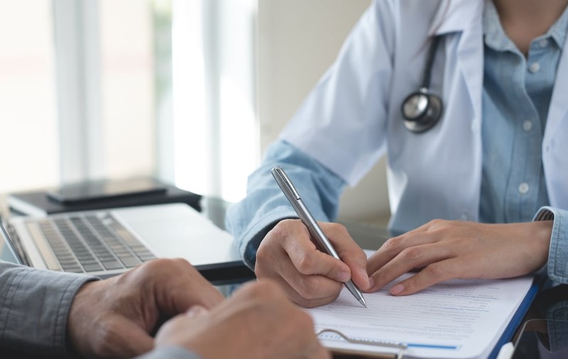 Cine sunt românii exceptați de la neplata primei zile de concediu medical: lista pacienților care vor primit toți banii