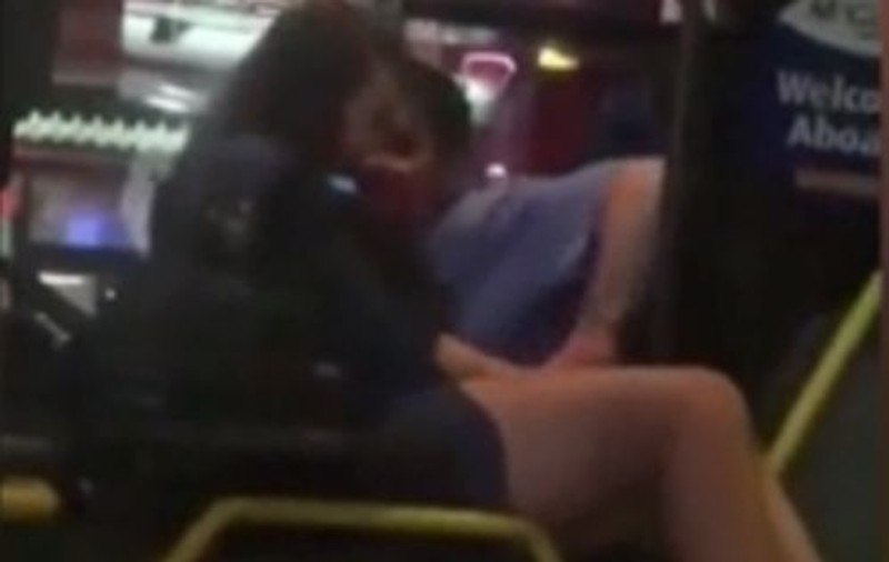 VIDEO | Un șofer de autobuz a fost filmat în timp ce sărută și atinge indecent o pasageră minoră