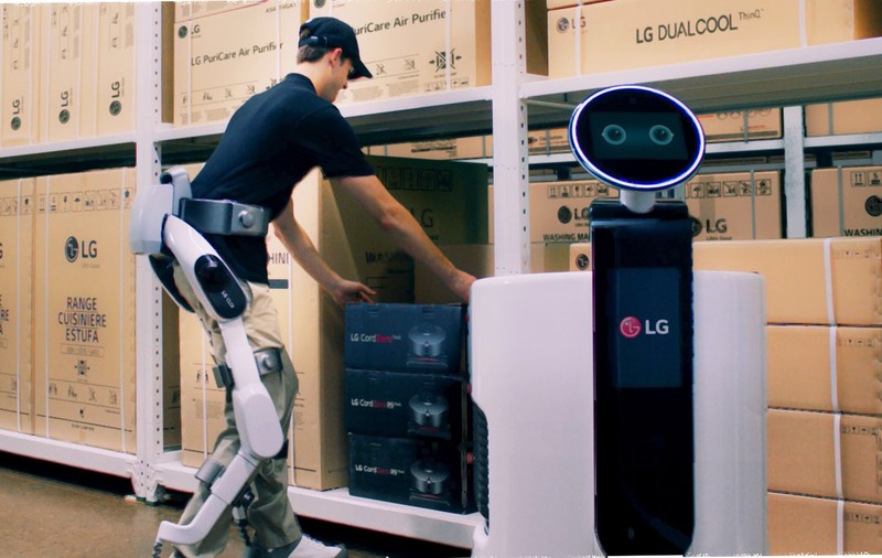 Cyborgii, tot mai aproape. LG a realizat exoschelet robotic care ajută oamenii la mers și la cărat marfă