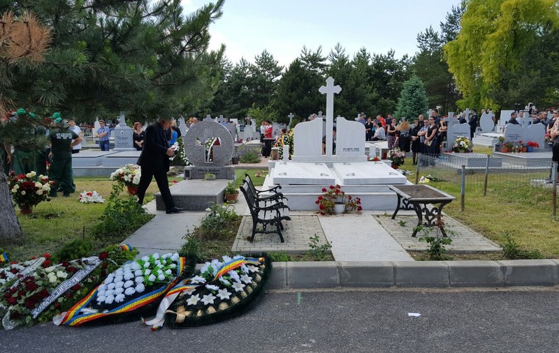 Sute de persoane au plâns pe membrii echipajului SMURD decedați în Republica Moldova | GALERIE FOTO