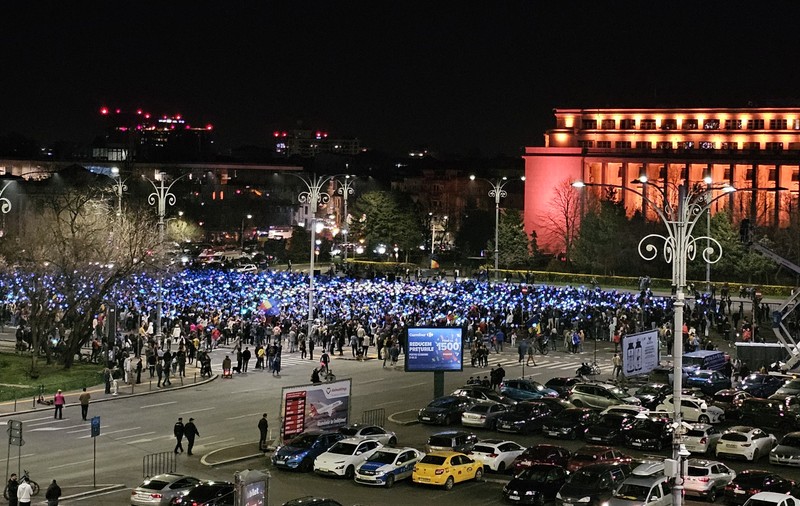 Miting EuRo Manifest în Piaţa Victoriei pentru susținerea apartenenţei la UE. Fanii lui Călin Georgescu, identificați de jandarmi