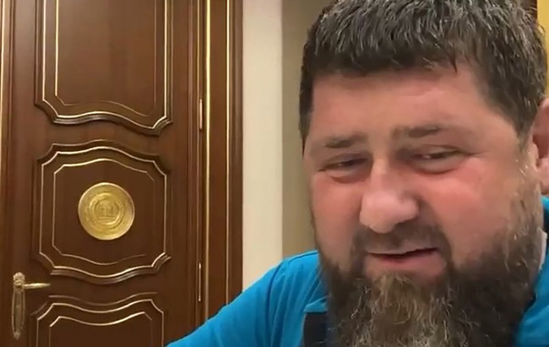 Avionul lui Kadîrov e de trei zile la Moscova. Limuzine cu numere de Cecenia, la Spitalul Clinic Central al Administrației Prezidențiale: „Împart puterea”