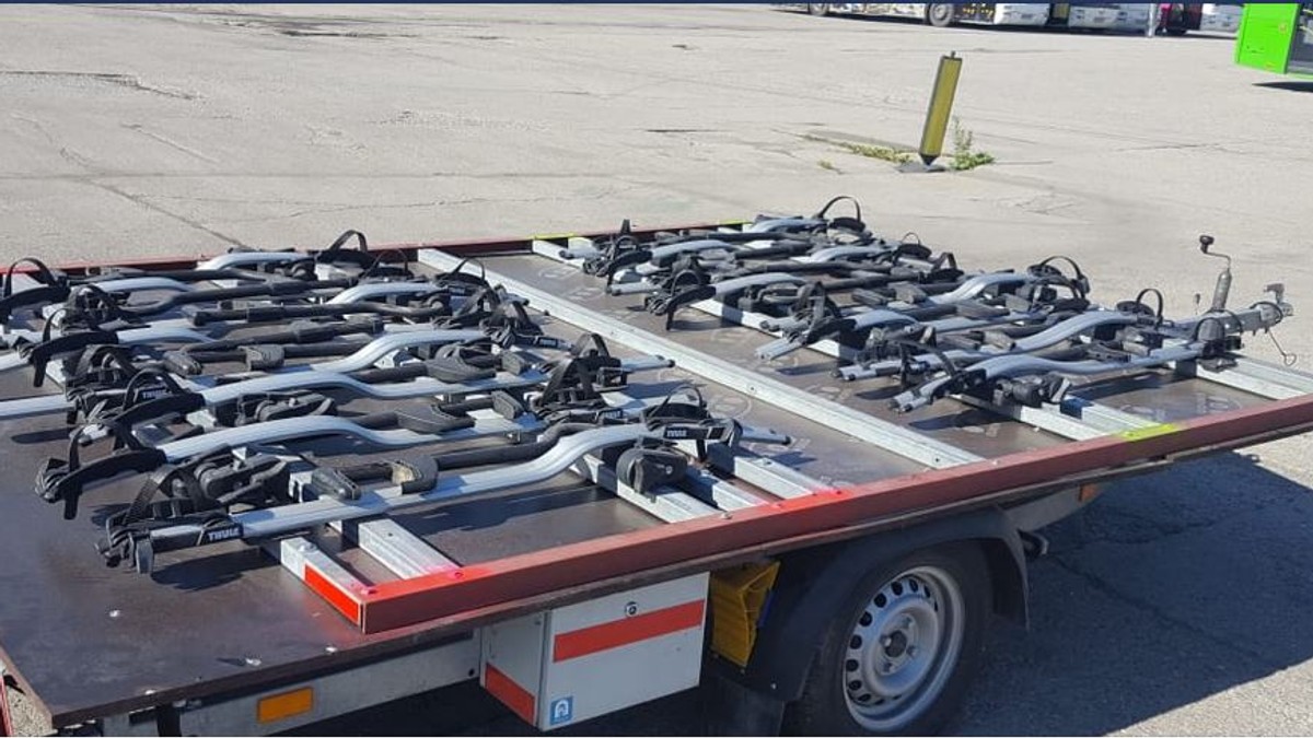 Autobuz cu remorcă de biciclete spre Poiana Brașov