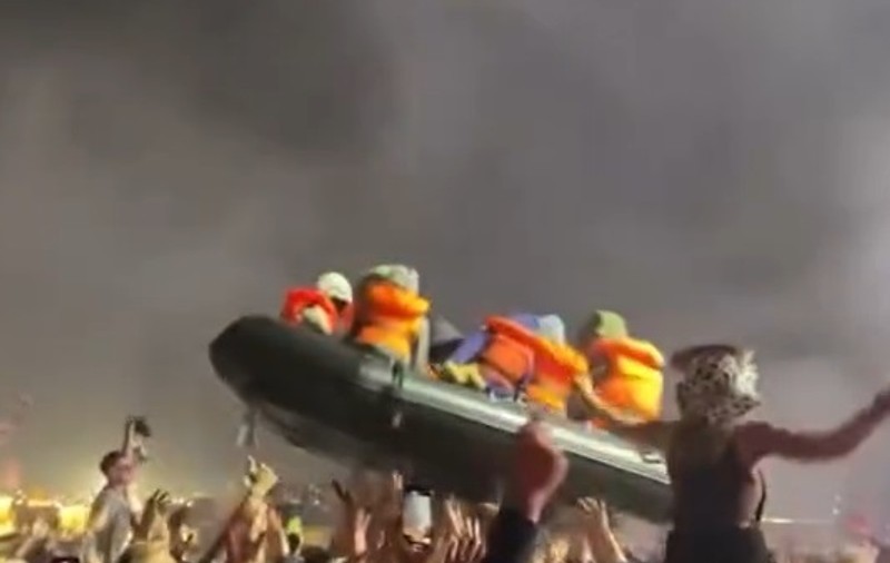 Banksy a aruncat peste mulţimea de la Glastonbury o plută de salvare gonflabilă cu imigranţi fictivi, în timpul concertului formaţiei Idles | VIDEO