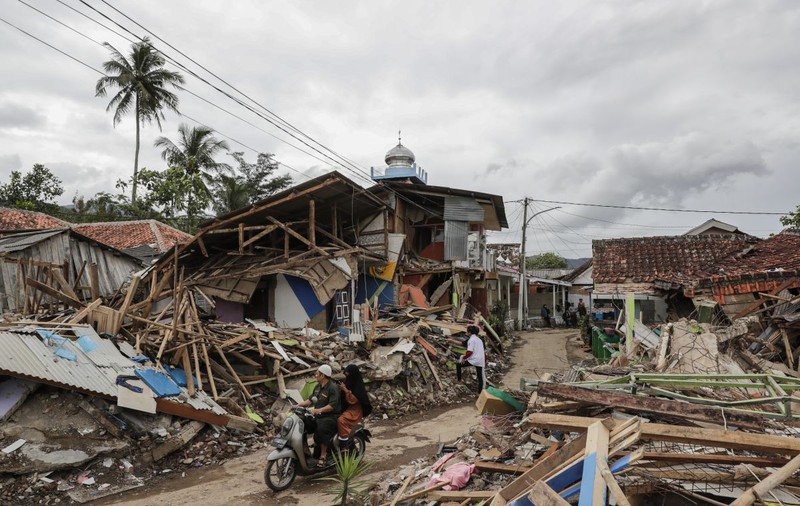 Bilanțul deceselor după cutremurul din Indonezia a ajuns la 321. În continuare, 11 persoane sunt dispărute