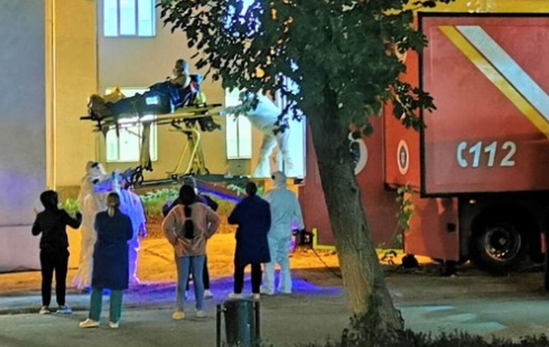 IMAGINEA ANULUI. La ce cascadorii sunt supuși pacienții COVID, ca să fie urcați cu targa în TIR-urile ATI