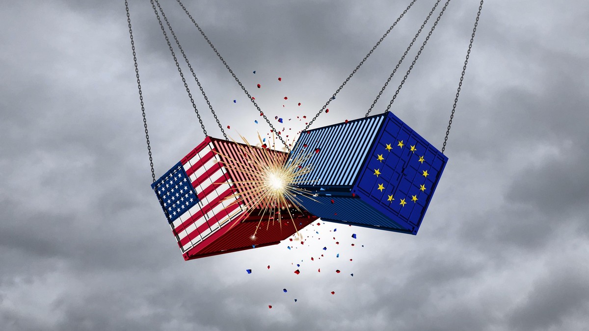 Imagine cu două containere, unul al SUA (stânga) și celălalt al UE (dreapta), surprinse în timp ce se ciocnesc