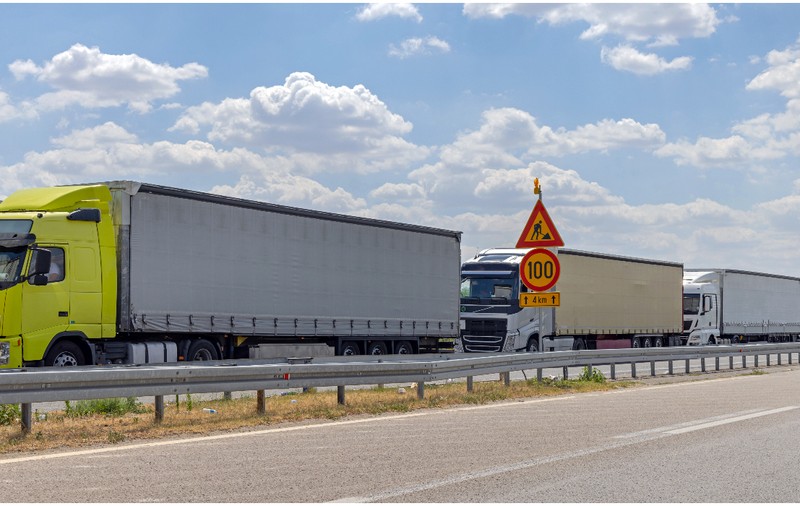 Șoferii români de TIR riscă amenzi uriașe într-o țară vecină dacă nu folosesc acest dispozitiv obligatoriu de la 1 iulie