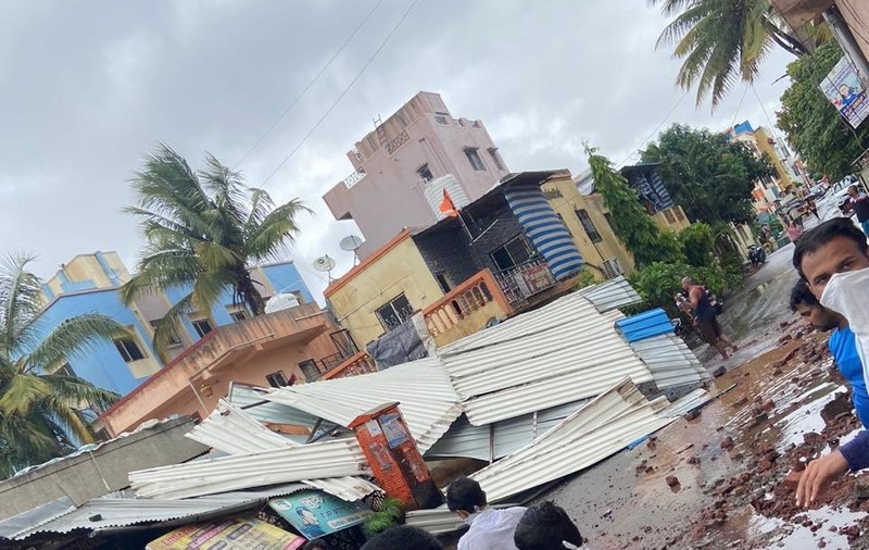 Imagini cu ciclonul Nisarga făcând prăpăd în India. 63.700 de oameni au fost evacuați, inclusiv 1.000 de bolnavi de coronavirus