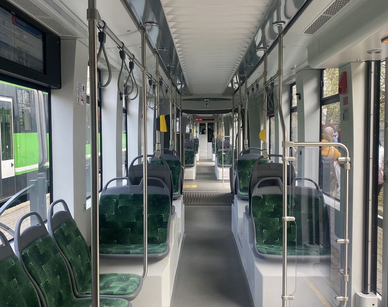 FOTO. Primele impresii ale bucureștenilor după ce au mers cu noile tramvaie de pe linia lui 41: „Mult mai înghesuite, dar frumoase și călduroase”