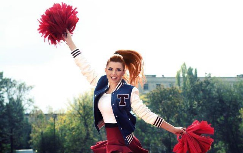 Elena Gheorghe S-A TRANSFORMAT ÎN MAJORETĂ! Uite ce surpriză le pregăteşte fanilor | FOTO