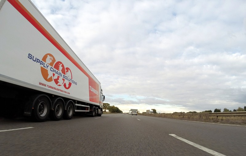 Un șofer de TIR a vândut toată marfa din camion pentru a-și recupera salariul neplătit de angajator
