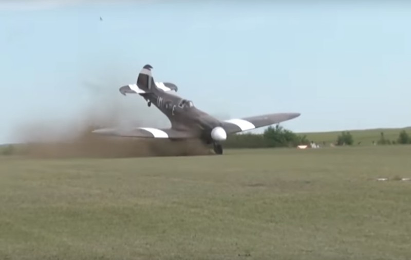 VIDEO | Un avion s-a prăbușit la un show aviatic din Franța, în apropiere de spectatori