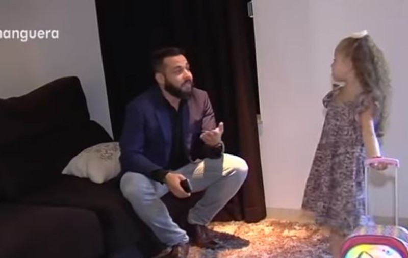 Un bărbat rămas văduv s-a îmbrăcat în femeie ca să-i facă pe plac fiicei sale la școală | FOTO