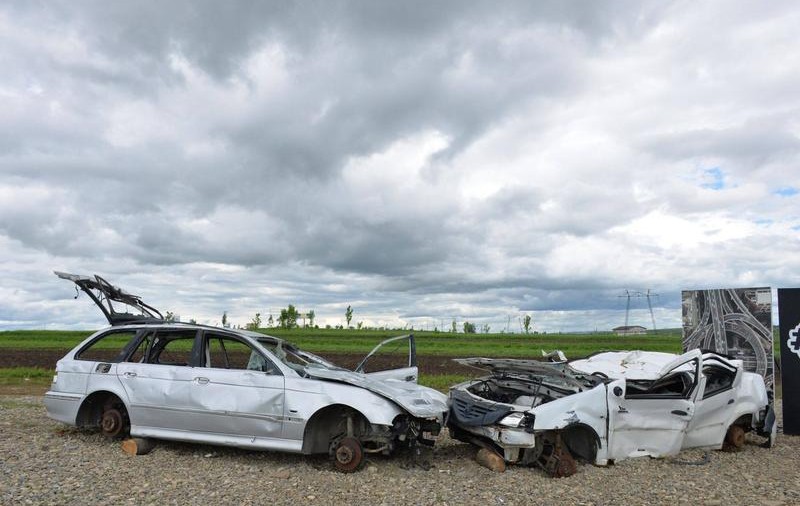 Mașinile puse de Ștefan Mandachi lângă metrul de autostradă din Moldova au fost prăduite de hoți: au dispărut toate roțile, oglinzile, dar și piese de la motor! "Mă mir că nu au venit cu remorca"