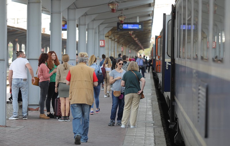 Gafă CFR: Un tren a plecat doar cu o parte din călători, după ce a fost anunțat la alt peron. Reacția companiei