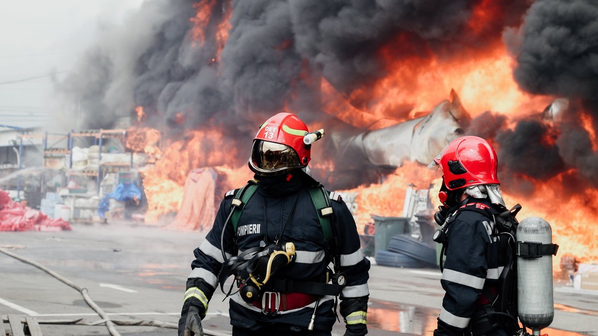 Incendiul de la complexul comercial din Afumaţi a fost stins