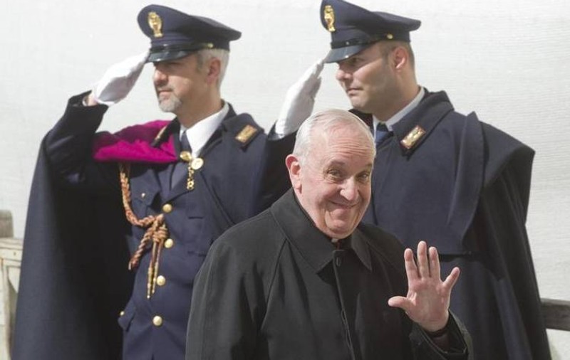 PROBLEMELE de SĂNĂTATE ale PAPEI FRANCISC I! Vezi cu ce HANDICAP reușește să SUPRAVIEȚUIASCĂ!