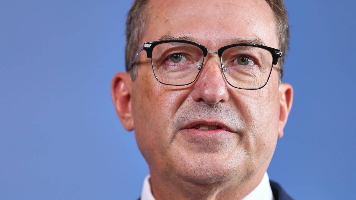 Ministrul german de Interne, Alexander Dobrindt, susține o declarație despre descoperirea ascunzătorii de arme de lângă Berlin, 21 august 2026