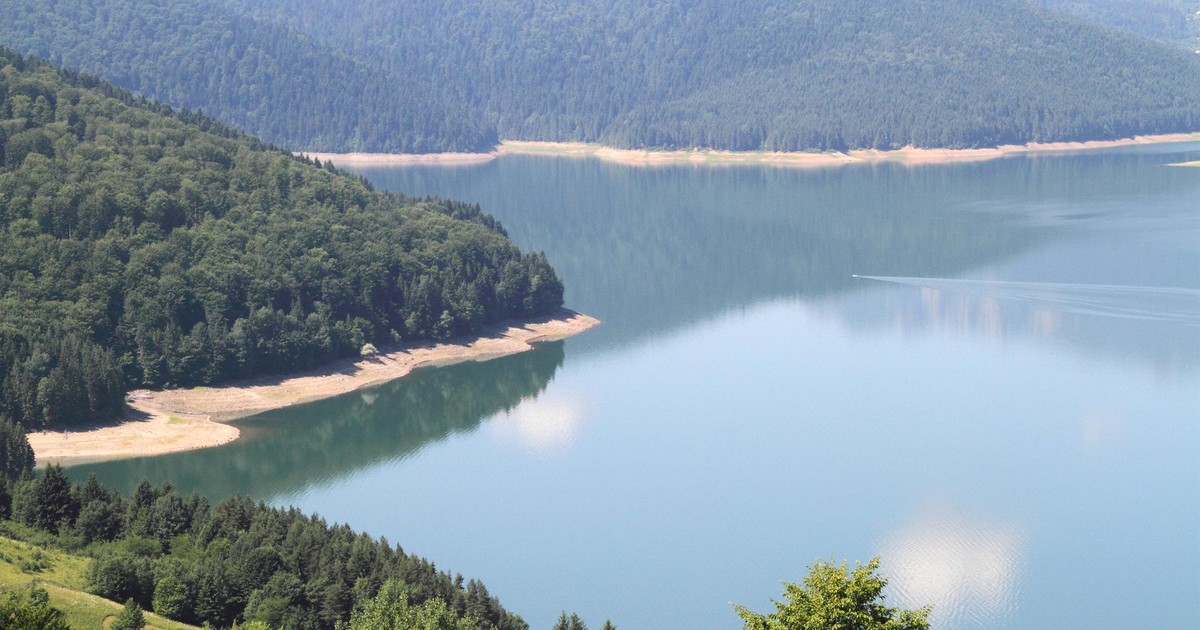 Vapor de agrement plutind în derivă pe lacul Izvorul Muntelui, din Neamţ