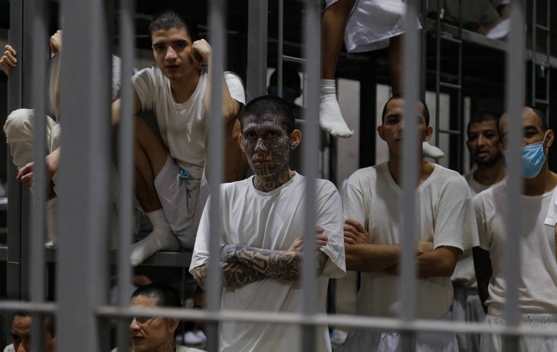 Alcatrazul Americii Centrale. Cum arată închisoarea din El Salvador unde deținuții nu văd lumina zilei și nu primesc telefoane sau vizite