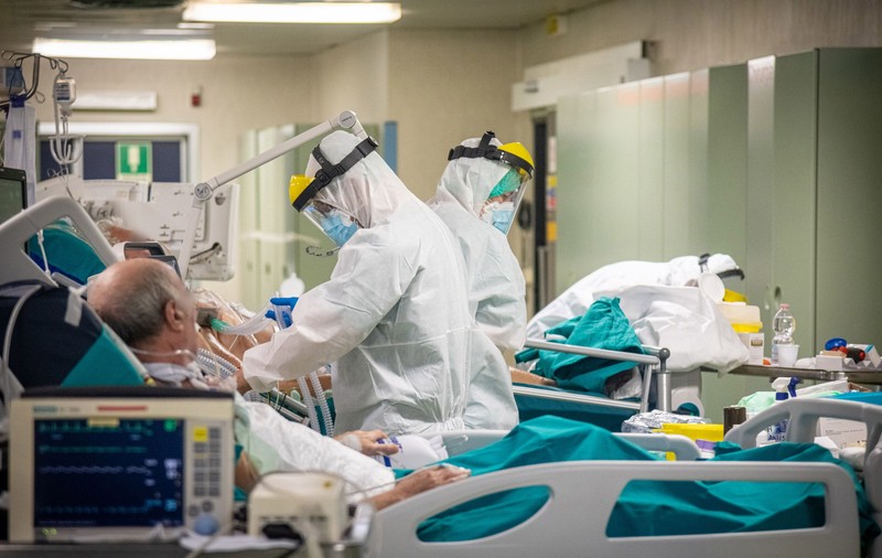 Italia vrea să înceapă tratamentul cu plasmă prelevată de la pacienții care s-au vindecat de COVID. “Partea bună, în toată drama asta, e că avem mulți donatori”