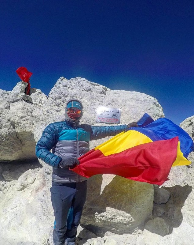 Un român a dus steagul național pe cel mai înalt vârf din Orientul Mijlociu, la 5609 metri