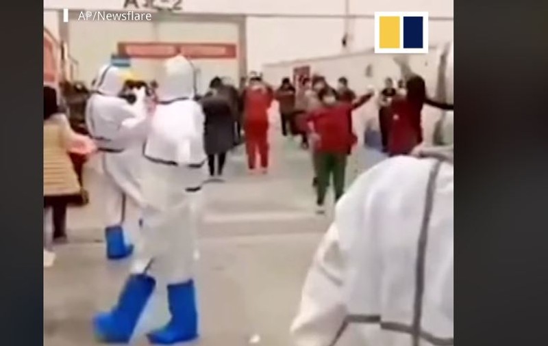Imagini emoționante: Doctorii din Wuhan dansează cu bolnavii de coronavirus pentru a le ridica moralul